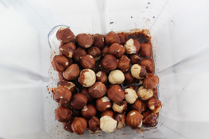 Vegan-Nutella-Ingredients-in-blender